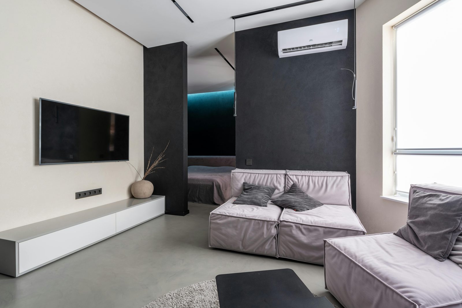 Ruang keluarga nyaman dengan AC